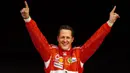 Pembalap Ferrari, Michael Schumacher melakukan selebrasi setelah meraih pole position pada sesi kualifikasi Formula 1 GP Bahrain di Sirkuit Sakhir pada 11 Maret 2006. (AFP/Damien Meyer)