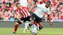 Gelandang Liverpool, Georginio Wijnaldum, berusaha melewati striker Athletic Bilbao, Kike Sola, pada laga persahabatan di Stadion Aviva, Dublin, Sabtu (5/8/2017). Liverpool menang 3-1 atas Athletic Bilbao. (AFP/Paul Faith)