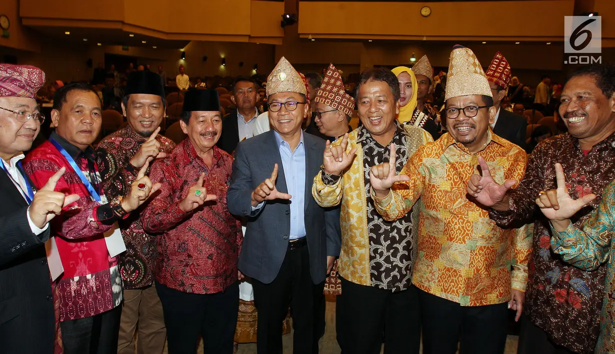 Ketua MPR Zulkifli Hasan (tengah) pose bersama cagub dan cawagub saat hadir pada sosilisasi Empat Pilar MPR di Jakarta, Jumat (9/3). Zulkifli berharap peserta pilkada dapat melaksanakan proses politiknya dengan baik dan bijak. (Liputan6.com/JohanTallo)