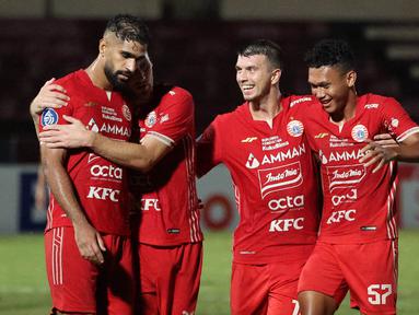 Dua kali tertinggal dari Dewa United, Persija Jakarta berhasil comeback untuk memukul balik sang lawan dengan kemenangan 3-2 dalam laga pekan ke-16 BRI Liga 1 2022/2023 di Stadion Sultan Agung, Bantul, Yogyakarta, Selasa (20/12/2022) malam WIB. Setelah dua kali menyamakan skor lewat Hanno Behrens dan Abdulla Yusuf Helal, Macan Kemayoran memastikan kemenangan pada menit ke-67 lewat gol kedua Abdulla Yusuf Helal melalui eksekusi penalti. (Bola.com/Ikhwan Yanuar)