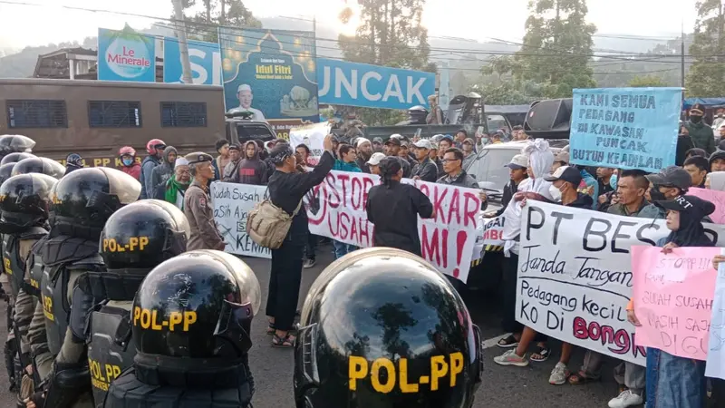 Penertiban pedagang kaki lima (PKL) oleh Satuan Polisi Pamong Praja (Satpol PP) di kawasan Gunung Mas Puncak, Cisarua, Kabupaten Bogor, diwarnai perlawanan dari pedagang.