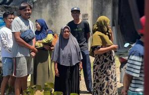 Masyarakat Tuban ketika antre untuk mendapatkan tabung gas elpiji 3 kilogram. (Liputan6.com/ Ahmad Adirin)