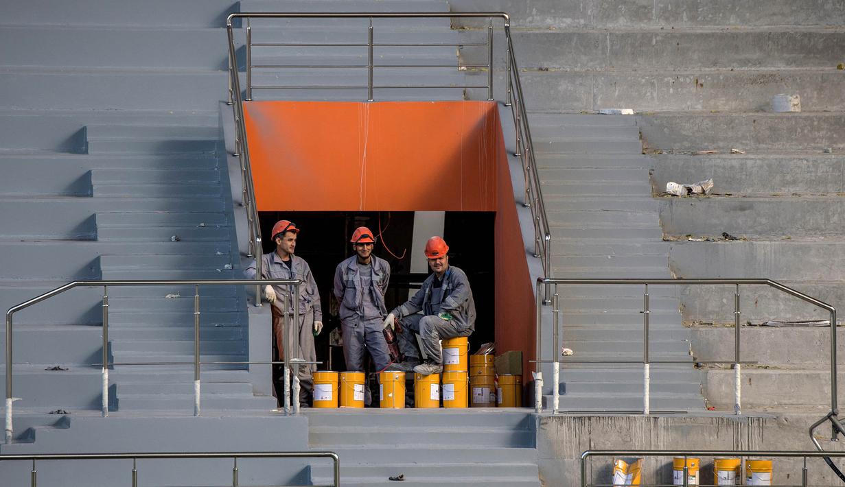 Pekerja istirahat usai menyelesaikan renovasi Stadion Yekaterinburg Arena, Sverdlovsk Oblast, Jumat (19/8/2017). Stadion yang berdiri sejak 1957 ini akan menjadi satu dari 12 stadion penyelenggara Piala Dunia 2018 Rusia. (AFP/Mladen Antonov)