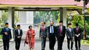 Presiden Joko Widodo berjalan kaki bersama Megawati Soekarnoputri, Prabowo Subianto, Airlangga Hartarto, Muhaimin Iskandar, Surya Paloh, Zulkifli Hasan, dan Suharso Monoarfa menuju Istana Negara untuk menghadiri pelantikan menteri dan wakil menteri, Jakarta, Rabu, 15 Juni 2022. (Foto: Laily Rachev - Biro Pers Sekretariat Presiden)