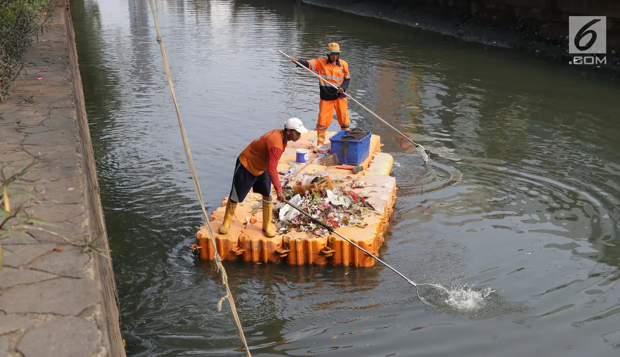 Petugas UPK Badan Air Pemprov DKI Jakarta membersihkan ceceran sampah di sepanjang Anak Sungai Ciliwung yang membelah kawasan Jalan Gajah Mada dan Hayam Wuruk, Selasa (9/7/2019). Pembersihan ini untuk menghindari penumpukan sampah dan memperlancar aliran air. (Liputan6.com/Helmi Fithriansyah)