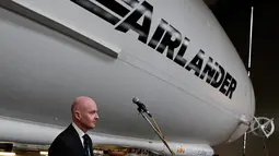 CEO HAV Stephen McGlennan memberikan keterangan tentang The Airlander 10 di Cardington Airfield, Bedfordshire, Senin (21/3). Airlander 10 adalah pesawat hybrid, atau gabungan dari pesawat jet dan zeppelin yang dikenal mirip balon udara (ADRIAN DENNIS/AFP)