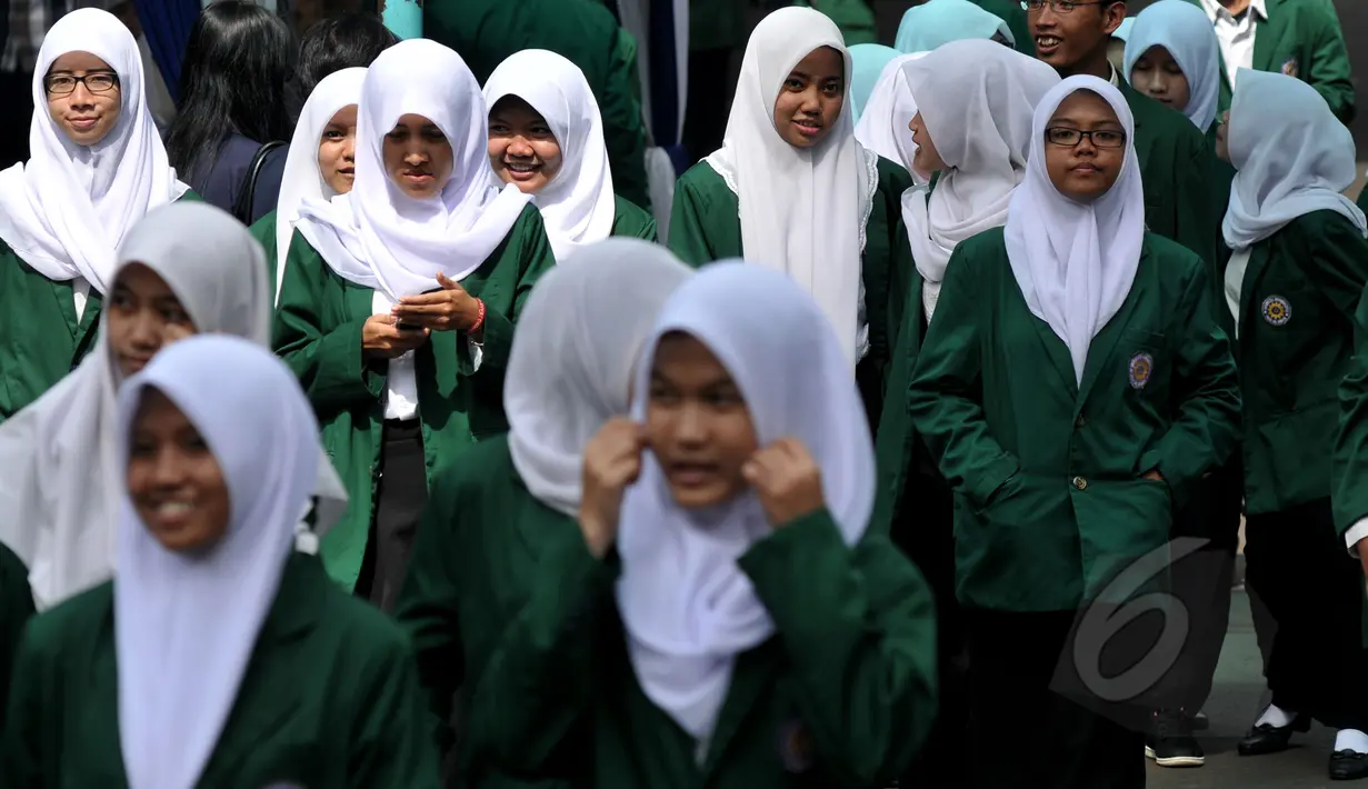 Sejumlah pelajar usai mengikuti upacara memperingati Hari Pendidikan Nasional di Kemendikbud, Jakarta, Sabtu (2/5/2015). Peringatan tersebut mengangkat tema 'Gerakan Pencerdasan dan Penumbuhan Generasi Berkarakter Pancasila'. (Liputan6.com/Johan Tallo)