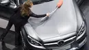 Petugas membersihkan debu mobil Mercedes Benz C selama 66th Internationale Automobil-Ausstellung (IAA) di Frankfurt, Jerman (16/9/2015). Pameran ini di selenggarakan mulai tanggal 15-27 September 2015. (AFP PHOTO/ODD ANDERSEN)