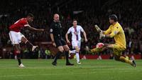 Striker Manchester United, Marcus Rashford (kiri) melakukan tembakan ke arah kiper Crystal Palace, Julian Speroni (kanan), dalam laga di Stadion Old Trafford (20/4/2016). Rashford mendapat perhatian khusus Manajer Timnas Inggris, Roy Hodgson.  (EPA/Nigel 