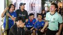 <p>Fans Chelsea yang tergabung ke dalam CISC (Chelsea Indonesia Supporters Club) merayakan gol pembuka ke gawang Manchester United saat Roaring Night Liga Inggris yang berlangsung di Clay Coffee, Jatinegara, Jakarta Timur, Jumat (05/04/2024) dini hari WIB. (Bola.com/Bagaskara Lazuardi)</p>