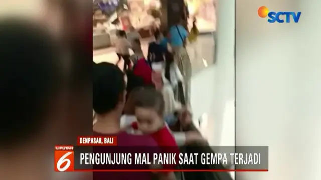 Gempa menyebabkan kepanikan ratusan pengunjung terjadi di dalam sebuah pusat perbelanjaan di kota Denpasar, Bali.