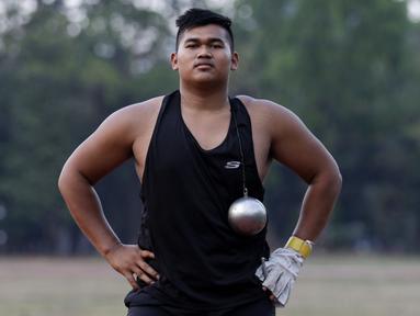 Atlet lontar martil, Rafika Putra, berpose usai latihan jelang SEA Games 2019 di Stadion Madya, Jakarta, Rabu (9/9). Pria berusia 20 tahun ini menargetkan medali emas pada debutnya di SEA Games. (Bola.com/M Iqbal Ichsan)