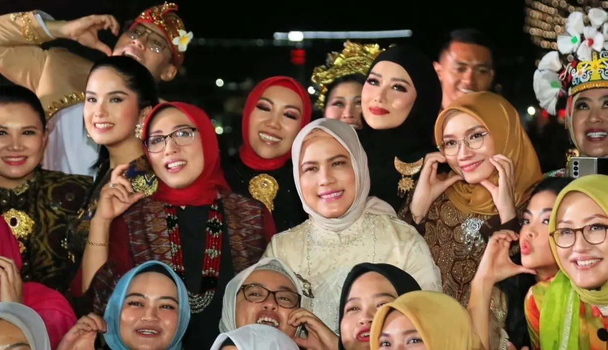 Di momen ini, Reza juga turut membagikan momen bersama Ibu Negara Iriana Jokowi dan para anggota OASE KIM. Tampak mereka kompak mengenakan busana adat. [@rezaartameviaofficial].