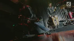 Gitaris Aria Baron tampil dalam konser Tribute to Guns N' Roses ‘Not In This Lifetime Tour’ di Hard Rock Cafe, Jakarta, Kamis (13/9). Acara itu digelar menjelang konser band rock legendaris, Guns N Roses pada November 2018. (Liputan6.com/Faizal Fanani)