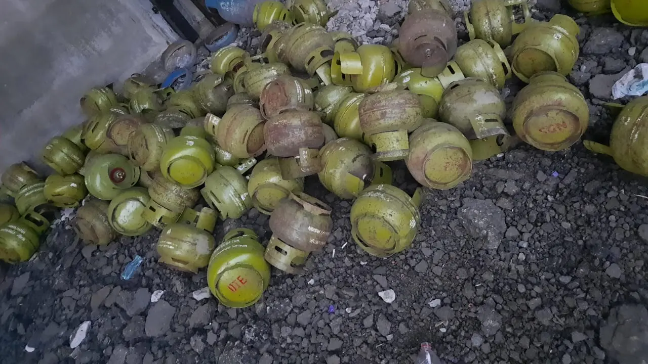 Barang bukti tabung gas bersubsidi. Dari hasil penggerebekan tersebut diamankan 563 tabung gas ukuran 3 kg, 175 tabung gas ukuran 12 kg, dan 22 tabung gas ukuran 50 kg.