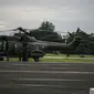 Helikopter TNI AU siap untuk diberangkatkan mencari Sriwijaya Air SJ 182 di Lanud Halim Perdanakusuma, Jakarta, Minggu (10/1/2021). TNI AU memberangkatkan pesawat CN-295, helikopter jenis Caracal, dan helikopter Super Puma NAS-332 untuk mencari Sriwijaya Air SJ 182. (Liputan6.com/Faizal Fanani)