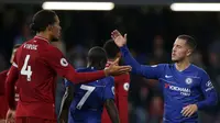 Gelandang Chelsea, Eden Hazard, bersalaman dengan bek Liverpool, Virgil Van Dijk, usai laga Premier League di Stadion Stamford Bridge, London, Sabtu (29/9/2018). Kedua klub bermain imbang 1-1. (AFP/Daniel Leal-Olivas)