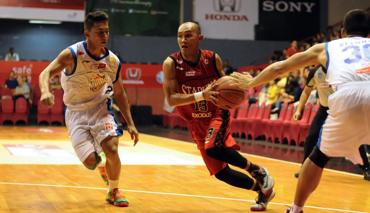 Pebasket Stadium Jakarta, Fanny Budianto (tengah) mencoba melewati hadangan dua pemain Satria Muda Britama Jakarta di laga NBL Championship 2015, Sabtu (2/5/2015). Satria Muda unggul tipis 61-59 atas Stadium Jakarta. (Liputan6.com/Helmi Fithriansyah)