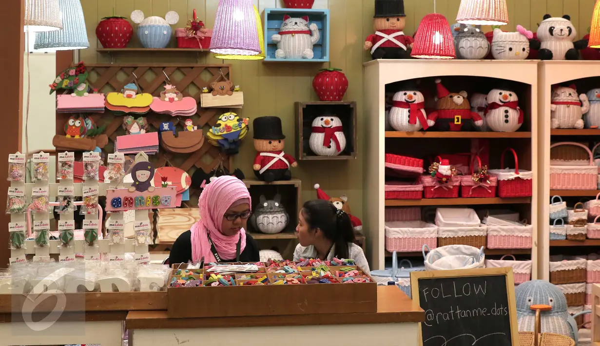 Peserta menjajakan hasil produk kerajinan tangan pada ajang pameran Indocraft 2015 di JCC, Jakarta, (18/11). Pameran tahunan ini menampilkan hasil kerajinan dari seluruh Indonesia. (Liputan6.com/Angga Yuniar)