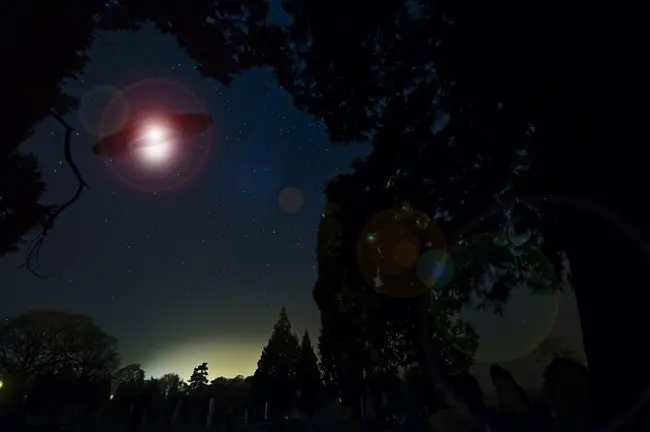 Ilustrasi UFO di tengah malam. (Sumber Pixabay/photovision via Creative Commons)
