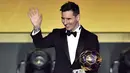  Lionel Messi saat menerima Penghargaan Ballo d'Or 2015 di Zurich, Selasa (12/1/2016) dini hari WIB. Messi meraih Ballon d'Or terbanyak yaitu lima penghargaan. (AFP Photo/Fabrice Coffrini)