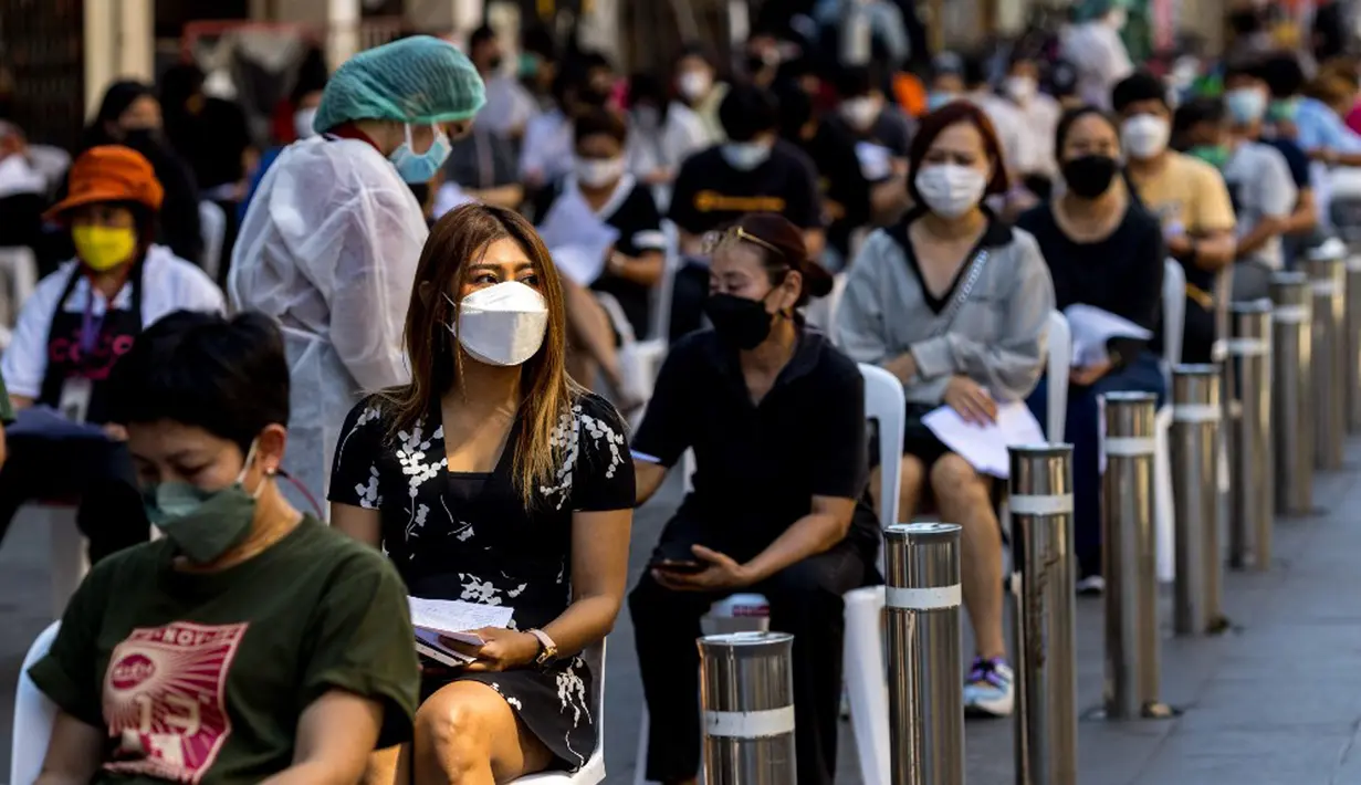 Pekerja perhotelan dan pariwisata mengantre untuk tes virus corona COVID-19 di Jalan Khao San, Bangkok, Thailand, Kamis (6/1/2022). (Jack TAYLOR/AFP)