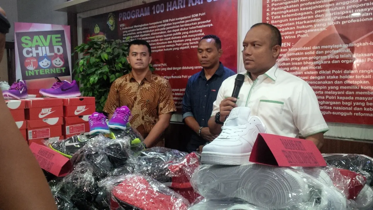  menggagalkan penyelundupan ribuan sepatu bermerek abal-abal ‎dari China (Liputan6.com/Nafiysul Qodar)