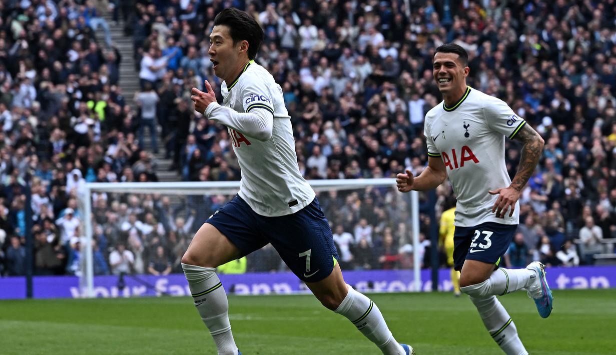 Selebrasi striker Tottenham Hotspur, Son Heung-min setelah menjebol gawang Brighton and Hove Albion pada laga Liga Inggris 2022/2023 di Tottenham Hotspur Stadium, London, 8 April 2023. Son Heung-min menjadi pemain Asia pertama yang mampu mencetak 100 gol di Liga Inggris. Momen itu tercipta saat ia mencetak gol pembuka Tottenham Hotspur yang akhirnya menang 2-1 atas Brighton and Hove Albion pada laga pekan ke-30 Liga Inggris 2022/2023 (8/4/2023). (AFP/Ben Stansall)