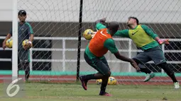 Penjaga gawang Timnas Indonesia, Andritany (kanan) berusaha menahan tendangan Boaz Salossa saat latihan jelang pada leg 1 Semifinal Piala AFF 2016 melawan Vietnam di Stadion Pakansari, Bogor, Rabu (30/11). (Liputan6.com/Helmi Fithriansyah)