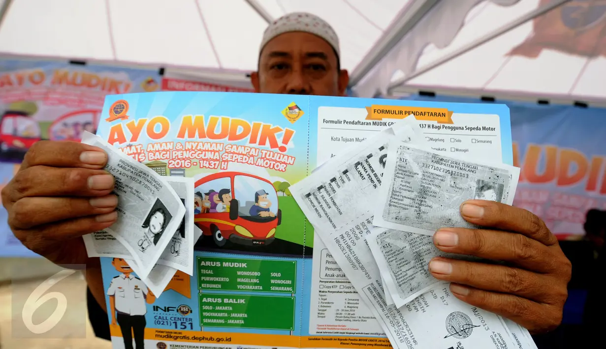 Calon pemudik menunjukkan formulir berikut kelengkapannya di posko Ayo Mudik Kemenhub di Pasar Kebayoran Lama, Jakarta, Selasa (17/5/2016). Posko ini dibuka di beberapa lokasi secara bergantian hingga 12 Juni mendatang. (Liputan6.com/Helmi Fithriansyah)