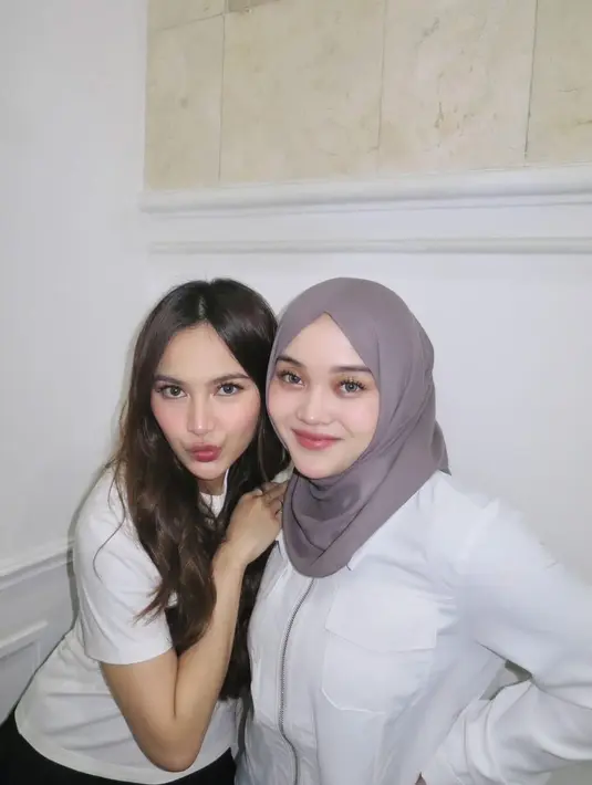Jadi kakak dan adik ipar, Mahalini Raharja dan Putri Delina terlihat kompak di berbagai kesempatan. Termasuk dengan gaya makeup [@putridelinaa]