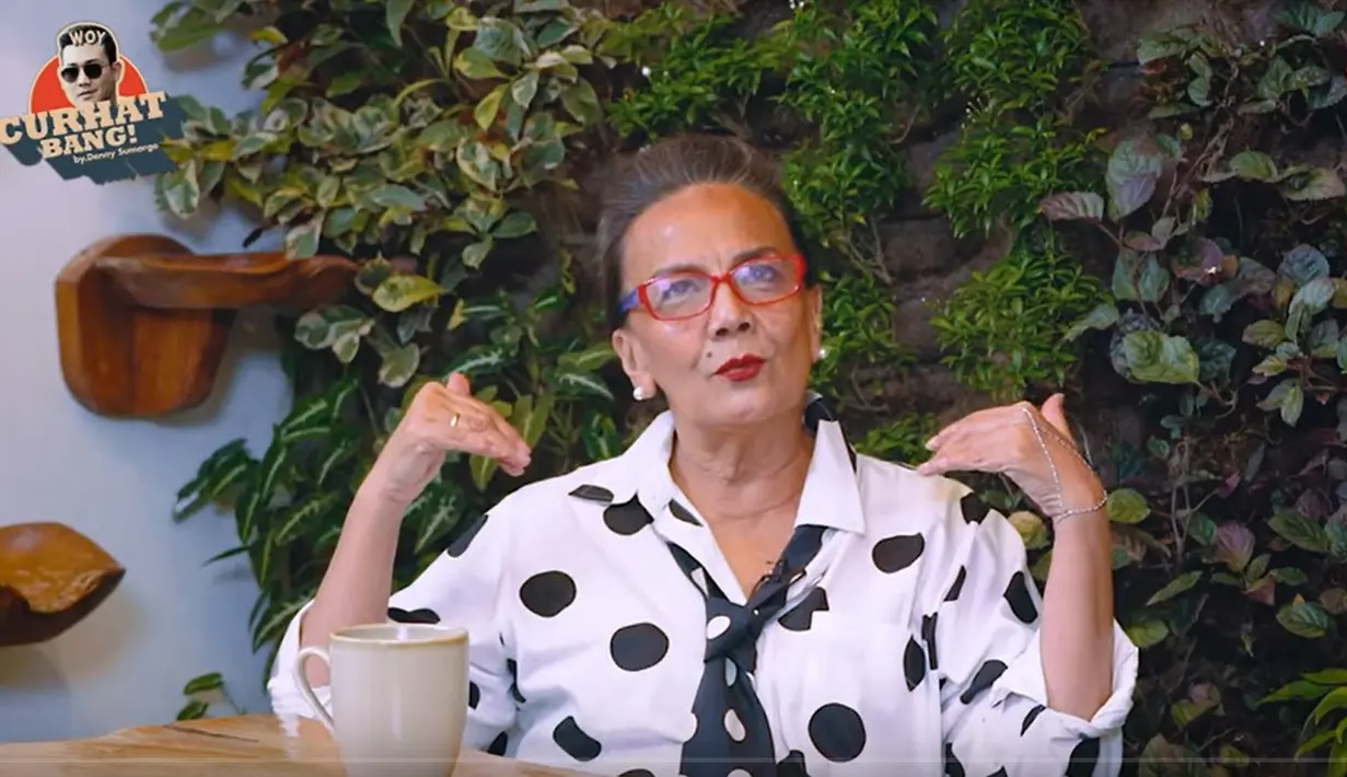 Pulang sekolah, aktris senior yang telah menyabet berbagai ajang penghargaan ini mulai memperdalam agama dari jam 3 sore hingga jam 5. Istirahat sebentar, habis magrib, ia kembali belajar ngaji. [Youtube/CURHAT BANG Denny Sumargo]