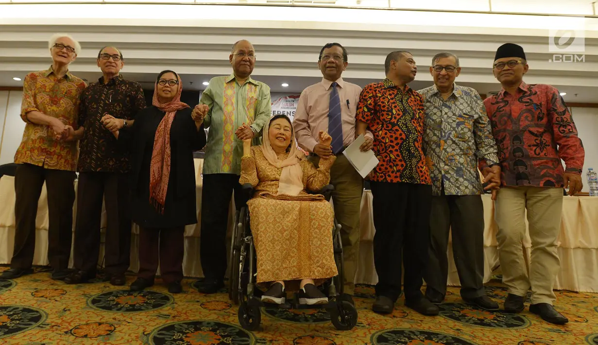 Gerakan Suluh Kebangsaan berfoto bersama eusai memberikan keterangan pers terkait kerusuhan Papua, di Jakarta, Jumat (23/8/2019). Gerakan Suluh Kebangsaan mengimbau seluruh elemen masyarakat menahan diri dan berpartisipasi aktif dalam menciptakan suasana kondusif di Papua. (merdeka.com/Imam Buhori)