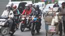 Pengguna jalan lain memotret dua ekor monyet yang dibawa pemiliknya di kawasan Senayan, Jakarta, Kamis (1/12). Monyet yang dibawa pemiliknya saat mengendarai motor ini menjadi pusat perhatian pengguna jalan lain. (Liputan6.com/Helmi Affandi)