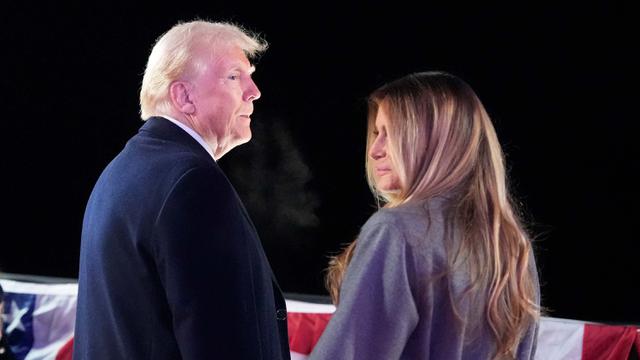 Jelang Hari Pelantikan, Donald Trump dan Istrinya Melania Trump Saksikan Pesta Kembang Api