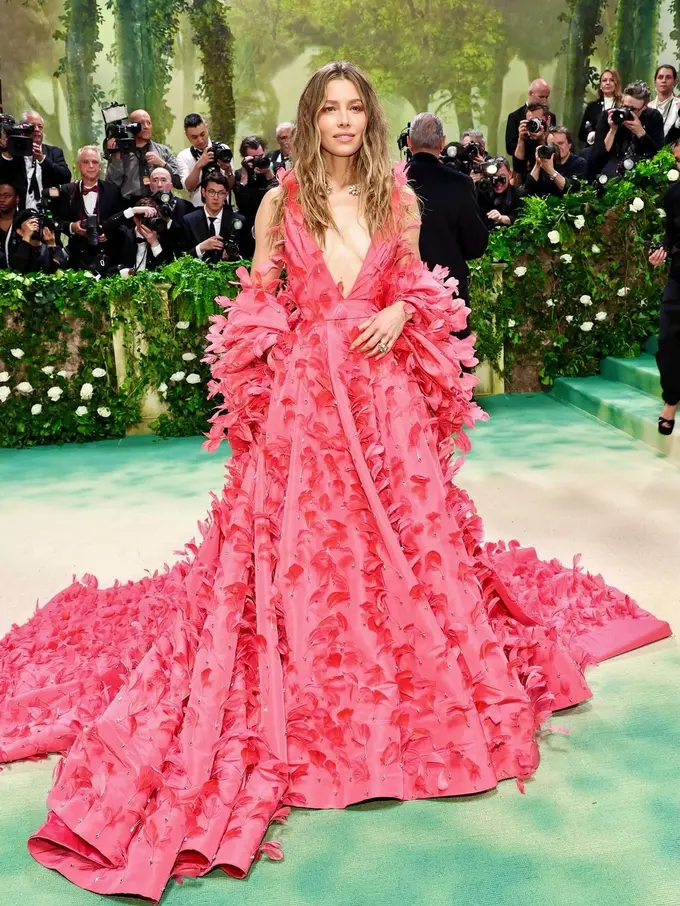 Jessica Biel Mandi Garam Epsom 9Kg Demi Tampil Glowing di Met Gala 2024, Apa Manfaatnya?