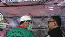 Artis Claudio Martinez memakai masker berbicang dengan Kasat Narkoba Polres Metro Jakbar AKBP Erick Frendriz  saat rilis narkoba di Polres Jakarta Barat, Jumat (9/11). Claudio ditangkap dengan barang bukti 7,96 gram ganja. (Liputan6.com/Faizal Fanani)