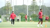 Pelatih Timnas Indonesia U-20 Indra Sjafri kala memimpin anak-anak asuhnya menjalani persiapan jelang turnamen Seoul Earth on Us Cup 2024 di Korea Selatan. Ajang ini juga sekaligus jadi sarana pemantapan jelang tim Merah Putih berlaga dalam Kualifikasi Piala Asia U-20 2025. (Dok. PSSI)