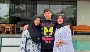 Jirayut Pamer Kehangatan Bareng Ibu Kandung dan Ibu Tiri, Akur Banget!