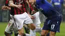 Pemain AC Milan, Leonardo Bonucci berebut bola dengan pemain Lazio, Ciro Immobile pada pertandingan pertama semifinal Coppa Italia di San Siro, Rabu (31/1). AC Milan dan Lazio hanya mampu meraih hasil imbang di laga ini. (AP/Antonio Calanni)