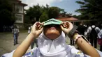 Siswi mencoba melihat matahari dengan kacamata filter buatan sendiri saat workshop bersama Hong Kong Astronomical Society dan LAPAN di sekolah di Ternate, (7/3). Kacamata ini akan digunakan untuk mengamati Gerhana Matahari Total. (REUTERS/Beawiharta)