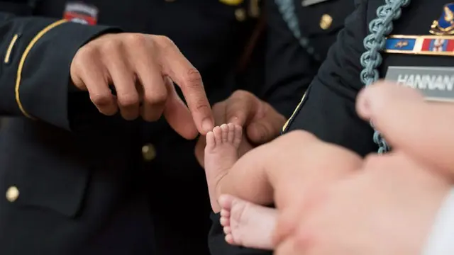 Semasa hidup, ayah sang bayi menganggap rekan-rekan prajuritnya sebagai bagian dari keluarga besarnya.