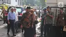 Ketua Dewan Pertimbangan Presiden (Wantimpres) Wiranto saat melayat KH Salahuddin Wahid atau Gus Sholah di rumah duka kawasan Mampang Prapatan, Jakarta, Senin (3/2/2020). Gus Sholah meninggal di RS Harapan Kita Jakarta karena sakit. (Liputan6.com/Herman Zakharia)