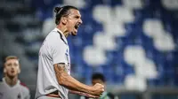 Pemain AC Milan Zlatan Ibrahimovic melakukan selebrasi usai mencetak gol ke gawang Sassuolo pada pertandingan Serie A Italia di Stadion Mapei, Reggio Emilia, Italia, Selasa (21/7/2020). AC Milan menang 2-1 sekaligus menggeser posisi AS Roma dari posisi lima klasemen. (Spada/LaPresse via AP)