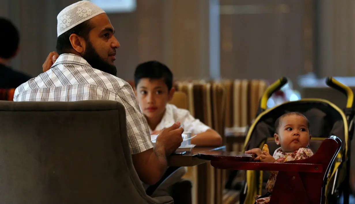 Pengunjung muslim menikmati sarapan di hotel Al Meroz, Bangkok, (29/8). Al Meroz dibangun khusus untuk memberikan gaya hidup Islam kepada para tamunya, antara lain dengan makanan halal dan tidak menyediakan minuman beralkohol. (REUTERS/Chaiwat Subprasom)