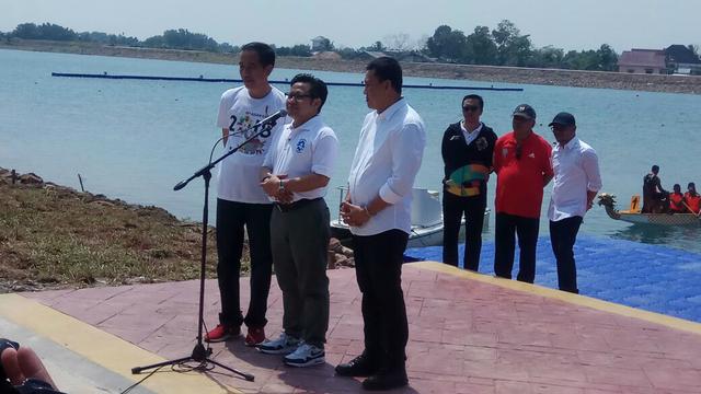 Presiden Jokowi dan Ketua Umum PKB Muhaimin Iskandar saat meninjau venue Asian Games di Palembang, Sumsel