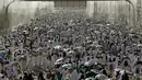 Ribuan umat Muslim memadati jalan di Arafah saat perayaan Idul Adha, Arab Saudi, Rabu (23/9/2015). Arab Saudi menetapkan tanggal 23 September 2015 sebagai Hari Raya Idul Adha. (REUTERS/Ahmad Masood)