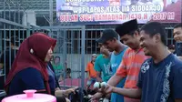 Ada banyak kegiatan yang dilakukan dalam acara ngabuburit dan bazar Ramadan di Lapas Sidoarjo ini. (Liputan6.com/Dian Kurniawan).