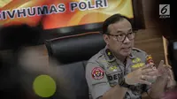 Karo Penmas Divisi Humas Polri Brigjen Dedi Prasetyo memberikan keterangan terkait bom Sibolga, di Mabes Polri, Rabu (13/3). Saat ini, kepolisian juga tengah melakukan sterilisasi agar tidak terjadi ledakan susulan. (Liputan6.com/Faizal Fanani)