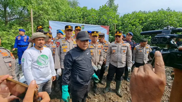 Kapolda Metro Jaya Irjen Pol Karyoto saat menyambangi Hutan Mangrove Muara Angke, Penjaringan, Jakarta Utara, Kamis (13/7/2023).